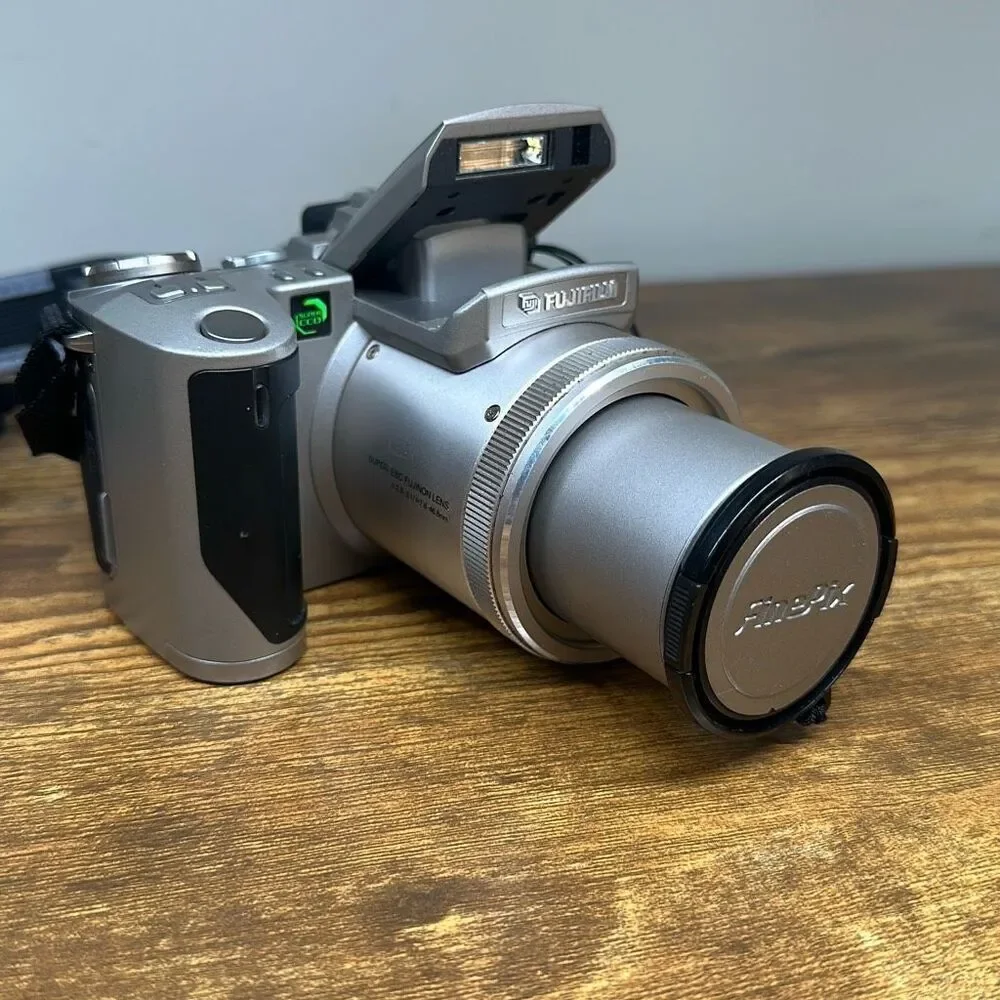 Fujifilm FinePix 4900Z Digital SLR Camera 6x‎ Zoom Silver